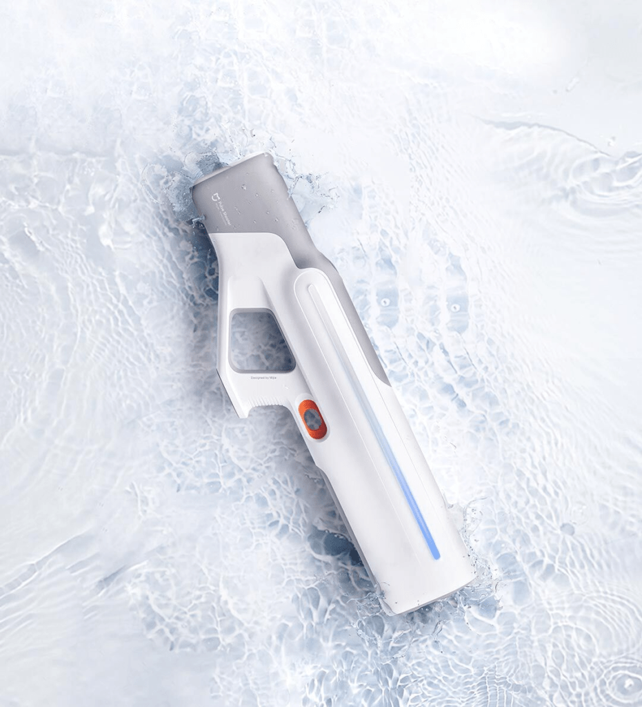 Xiaomi Mijia Pulse Water Gun: Il Gadget Perfetto per l'Estate 4 DALL·E 2024 04 28 00.32.04 A vibrant colorful image that conveys the concept of saving money. The scene includes a large piggy bank in the center painted with bright multi co