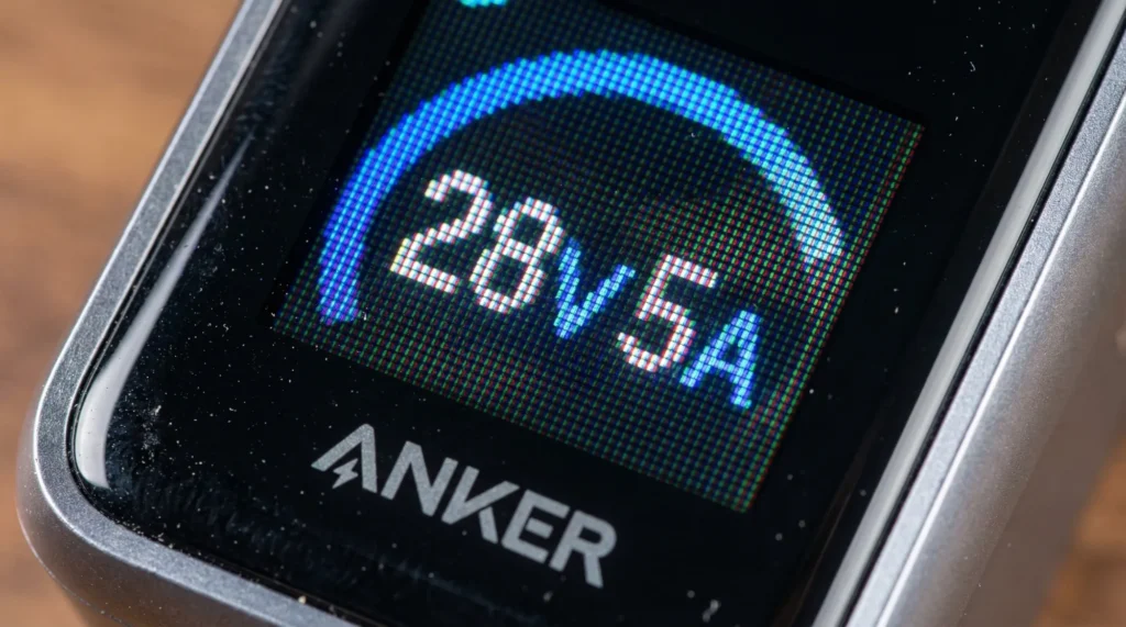 Dettaglio schermo Powerbank voltaggio e amperaggio