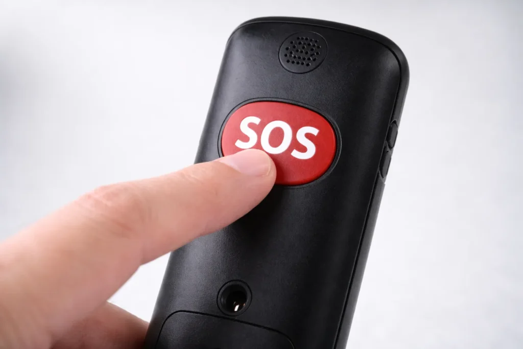 Tasto SOS sul retro del telefono per anziani &mdash; chiamata di emergenza