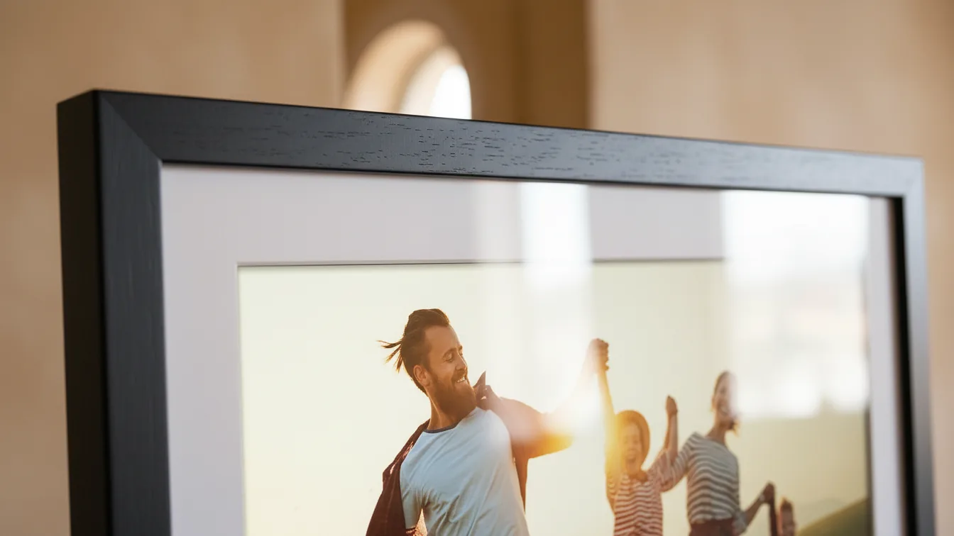 Smart TV: quanto spendere davvero secondo diagonale e uso reale 2 Rollei Smart Frame WiFi 151, 15,6″ — foto ai nonni senza spiegare WhatsApp — illustrazione editoriale